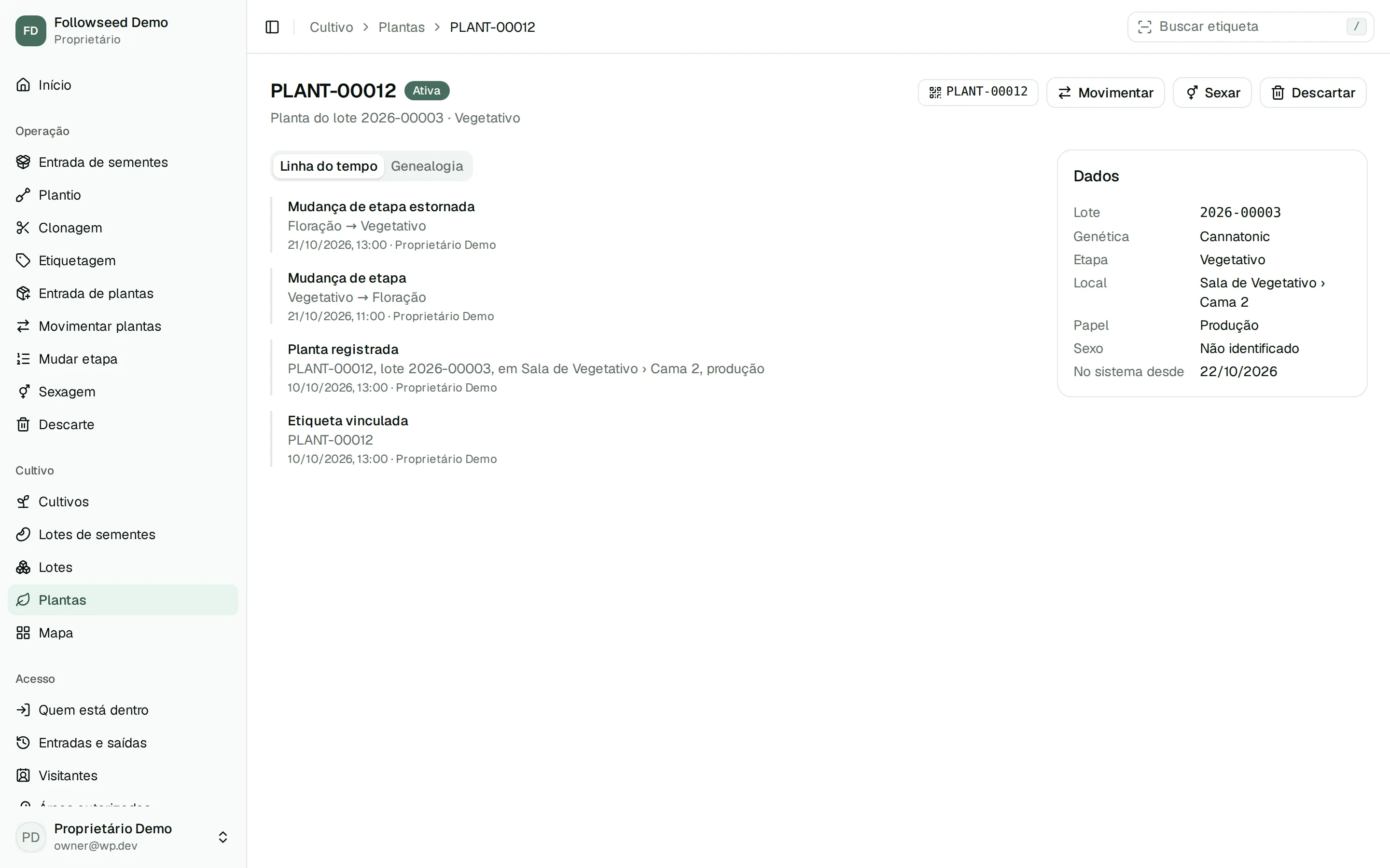 A linha do tempo da planta PLANT-00012: uma mudança de etapa estornada, a mudança original, o registro da planta e a etiqueta vinculada, cada um com data, hora e pessoa.