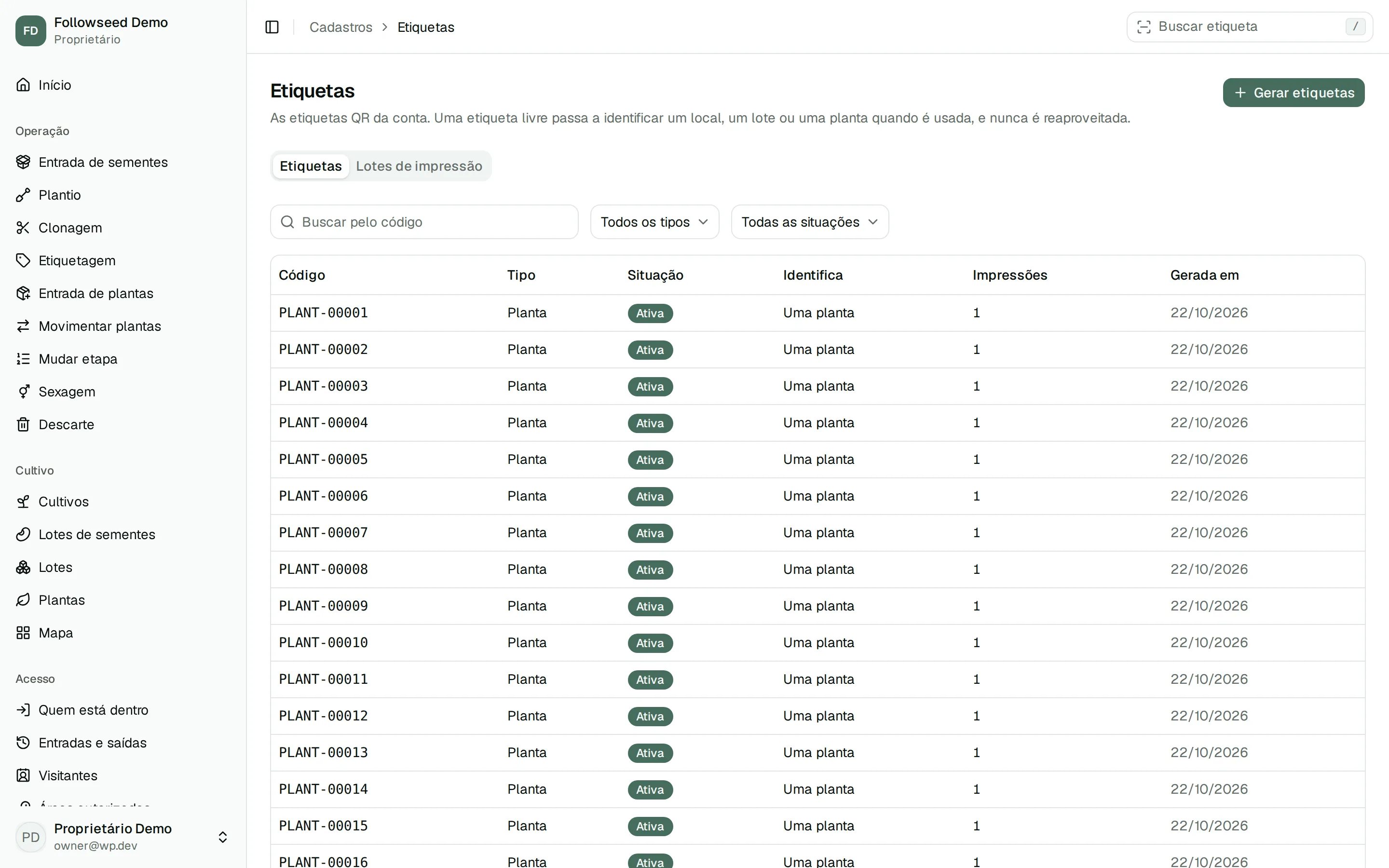 A tela de etiquetas do painel: a lista de códigos PLANT-00001 em diante, cada um com o tipo, a situação e a data.